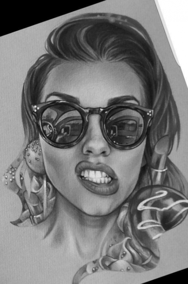 Sketsa wajah wanita dalam nuansa monokrom